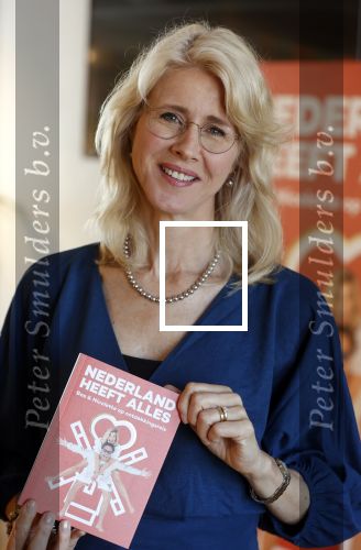 Amsterdam 8 juli 2021
Boekpresentatie Nicolette v Dam en Bas Smit bij boekhandel Scheltema. Mona Keijzer ontvangt het eerste boek .