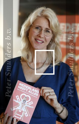 Amsterdam 8 juli 2021
Boekpresentatie Nicolette v Dam en Bas Smit bij boekhandel Scheltema. Mona Keijzer ontvangt het eerste boek .