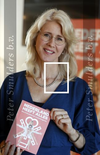Amsterdam 8 juli 2021
Boekpresentatie Nicolette v Dam en Bas Smit bij boekhandel Scheltema. Mona Keijzer ontvangt het eerste boek .