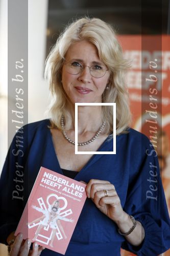 Amsterdam 8 juli 2021
Boekpresentatie Nicolette v Dam en Bas Smit bij boekhandel Scheltema. Mona Keijzer ontvangt het eerste boek .