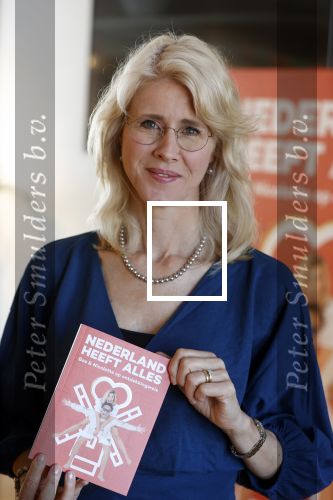 Amsterdam 8 juli 2021
Boekpresentatie Nicolette v Dam en Bas Smit bij boekhandel Scheltema. Mona Keijzer ontvangt het eerste boek .