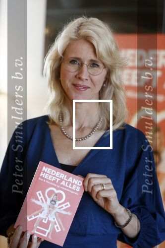 Amsterdam 8 juli 2021
Boekpresentatie Nicolette v Dam en Bas Smit bij boekhandel Scheltema. Mona Keijzer ontvangt het eerste boek .