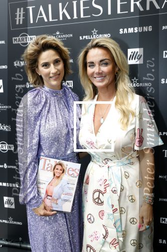 Amsterdam 8 juli 2021
Terras feestje van Talkies bij Strand zuid. Monique Westenberg met Kristina Bozilovic