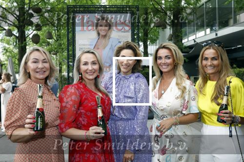 Amsterdam 8 juli 2021
Terras feestje van Talkies bij Strand zuid. Monique Westenberg met Kristina Bozilovic en andere dames