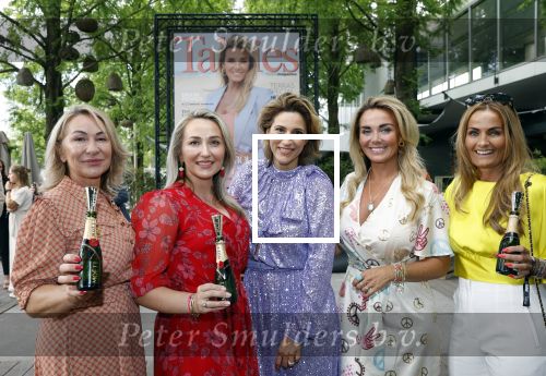 Amsterdam 8 juli 2021
Terras feestje van Talkies bij Strand zuid. Monique Westenberg met Kristina Bozilovic en andere dames