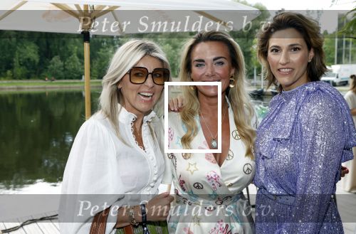Amsterdam 8 juli 2021
Terras feestje van Talkies bij Strand zuid. Monique Westenberg met Kristina Bozilovic en Lonneke Notenboom