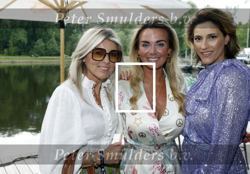 Amsterdam 8 juli 2021
Terras feestje van Talkies bij Strand zuid. Monique Westenberg met Kristina Bozilovic en Lonneke Notenboom