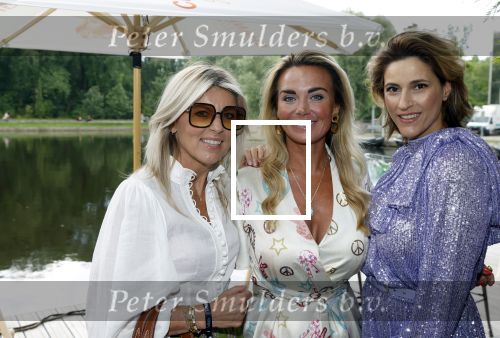 Amsterdam 8 juli 2021
Terras feestje van Talkies bij Strand zuid. Monique Westenberg met Kristina Bozilovic en Lonneke Notenboom
