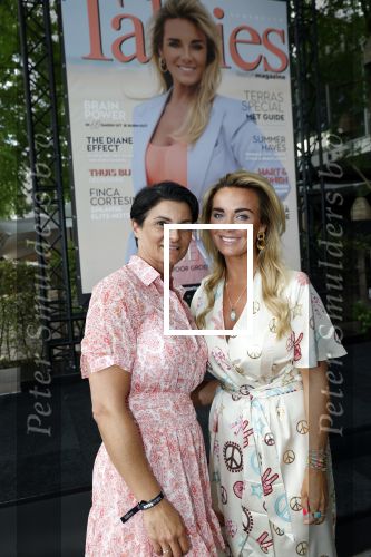 Amsterdam 8 juli 2021
Terras feestje van Talkies bij Strand zuid. Monique Westenberg met haar beste vriendin