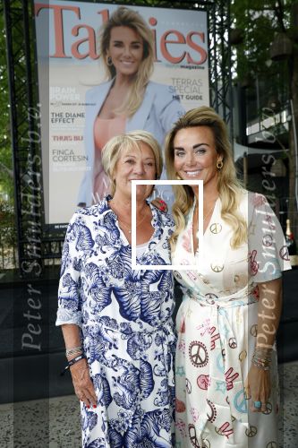 Amsterdam 8 juli 2021
Terras feestje van Talkies bij Strand zuid. Monique Westenberg met haar moeder