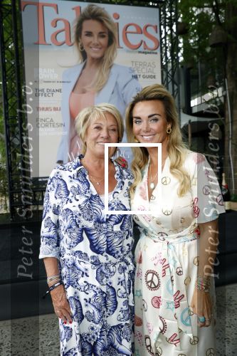 Amsterdam 8 juli 2021
Terras feestje van Talkies bij Strand zuid. Monique Westenberg met haar moeder