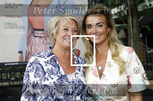 Amsterdam 8 juli 2021
Terras feestje van Talkies bij Strand zuid. Monique Westenberg met haar moeder