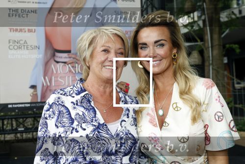 Amsterdam 8 juli 2021
Terras feestje van Talkies bij Strand zuid. Monique Westenberg met haar moeder