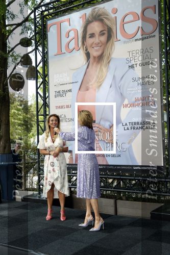 Amsterdam 8 juli 2021
Terras feestje van Talkies bij Strand zuid. Monique Westenberg met Kristina Bozilovic