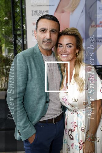 Amsterdam 8 juli 2021
Terras feestje van Talkies bij Strand zuid. Monique Westenberg met Tamar