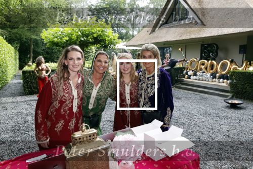 Blaricum 6 juli 2021
Gordon viert zijn verjaardag en dat hij zijn huis verkocht heeft. Ook gaat hij verhuizen naar Dubai. Nathalie Moser met collegas