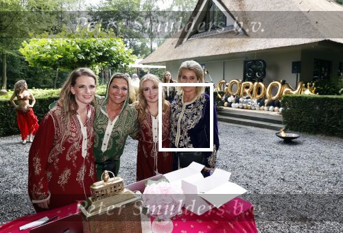 Blaricum 6 juli 2021
Gordon viert zijn verjaardag en dat hij zijn huis verkocht heeft. Ook gaat hij verhuizen naar Dubai. Nathalie Moser met collegas