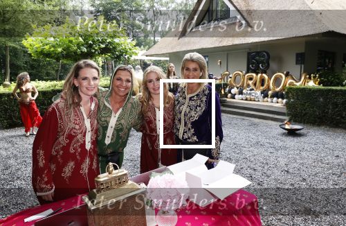 Blaricum 6 juli 2021
Gordon viert zijn verjaardag en dat hij zijn huis verkocht heeft. Ook gaat hij verhuizen naar Dubai. Nathalie Moser met collegas