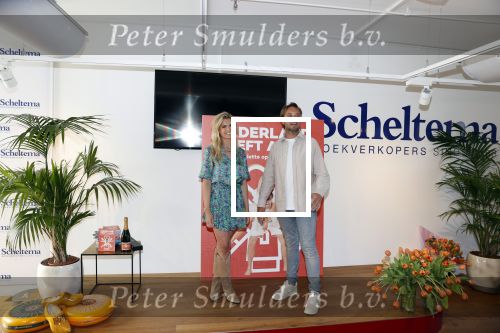 Amsterdam 8 juli 2021
Boekpresentatie Nicolette v Dam en Bas Smit bij boekhandel Scheltema. Mona Keijzer ontvangt het eerste boek .