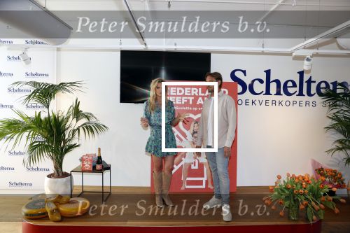 Amsterdam 8 juli 2021
Boekpresentatie Nicolette v Dam en Bas Smit bij boekhandel Scheltema. Mona Keijzer ontvangt het eerste boek .