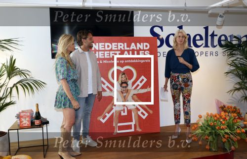 Amsterdam 8 juli 2021
Boekpresentatie Nicolette v Dam en Bas Smit bij boekhandel Scheltema. Mona Keijzer ontvangt het eerste boek .