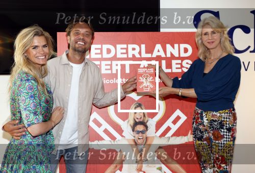 Amsterdam 8 juli 2021
Boekpresentatie Nicolette v Dam en Bas Smit bij boekhandel Scheltema. Mona Keijzer ontvangt het eerste boek .