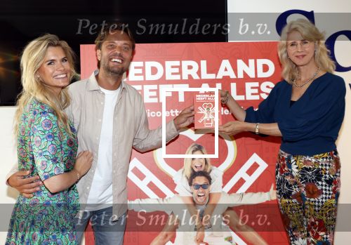 Amsterdam 8 juli 2021
Boekpresentatie Nicolette v Dam en Bas Smit bij boekhandel Scheltema. Mona Keijzer ontvangt het eerste boek .