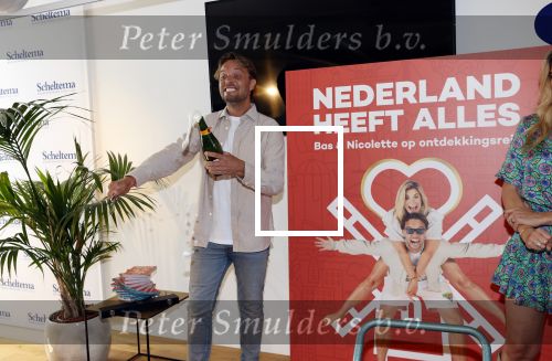 Amsterdam 8 juli 2021
Boekpresentatie Nicolette v Dam en Bas Smit bij boekhandel Scheltema. Mona Keijzer ontvangt het eerste boek .