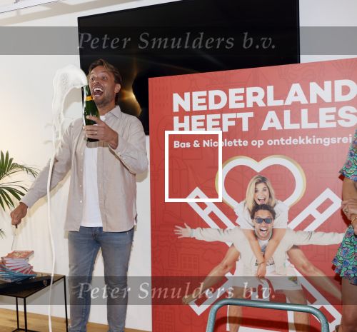 Amsterdam 8 juli 2021
Boekpresentatie Nicolette v Dam en Bas Smit bij boekhandel Scheltema. Mona Keijzer ontvangt het eerste boek .