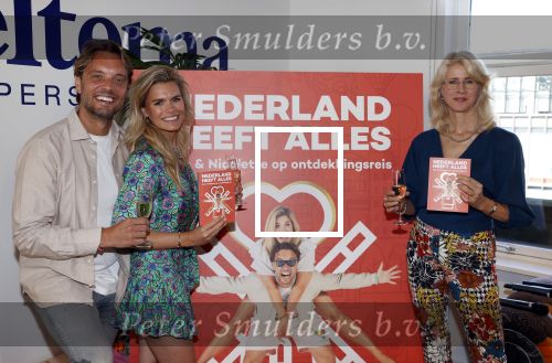 Amsterdam 8 juli 2021
Boekpresentatie Nicolette v Dam en Bas Smit bij boekhandel Scheltema. Mona Keijzer ontvangt het eerste boek .