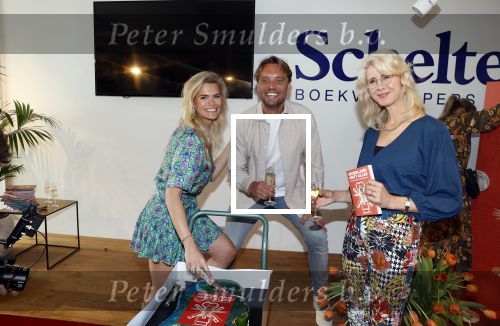 Amsterdam 8 juli 2021
Boekpresentatie Nicolette v Dam en Bas Smit bij boekhandel Scheltema. Mona Keijzer ontvangt het eerste boek .