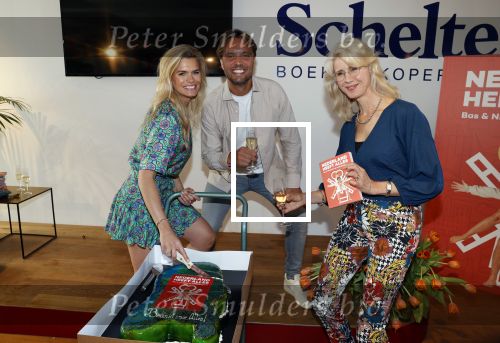 Amsterdam 8 juli 2021
Boekpresentatie Nicolette v Dam en Bas Smit bij boekhandel Scheltema. Mona Keijzer ontvangt het eerste boek .