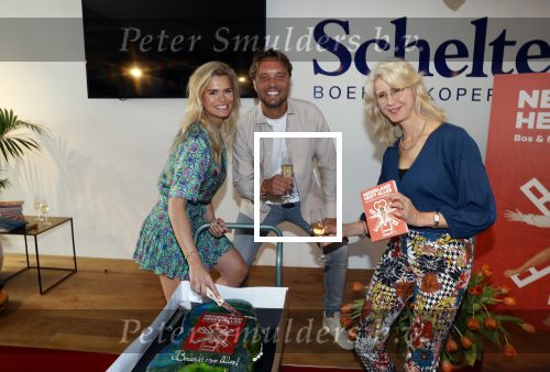 Amsterdam 8 juli 2021
Boekpresentatie Nicolette v Dam en Bas Smit bij boekhandel Scheltema. Mona Keijzer ontvangt het eerste boek .