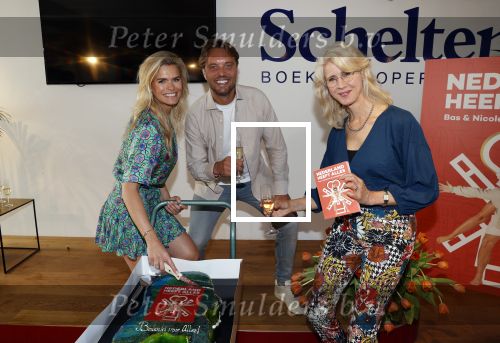 Amsterdam 8 juli 2021
Boekpresentatie Nicolette v Dam en Bas Smit bij boekhandel Scheltema. Mona Keijzer ontvangt het eerste boek .