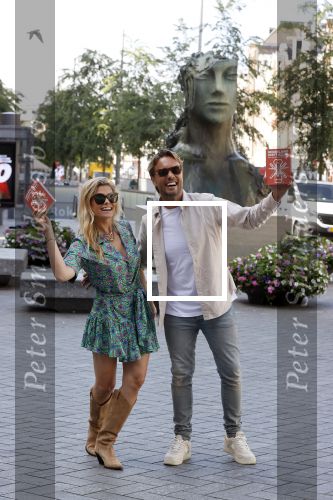Amsterdam 8 juli 2021
Boekpresentatie Nicolette v Dam en Bas Smit bij boekhandel Scheltema. Mona Keijzer ontvangt het eerste boek .