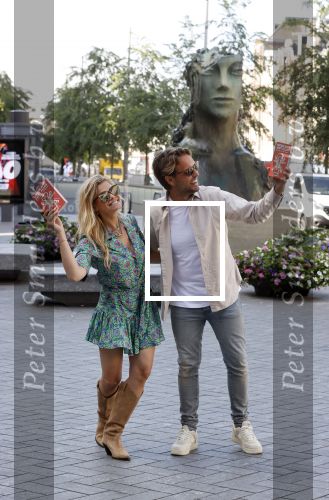 Amsterdam 8 juli 2021
Boekpresentatie Nicolette v Dam en Bas Smit bij boekhandel Scheltema. Mona Keijzer ontvangt het eerste boek .