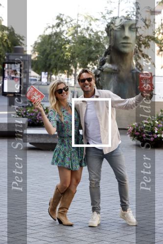 Amsterdam 8 juli 2021
Boekpresentatie Nicolette v Dam en Bas Smit bij boekhandel Scheltema. Mona Keijzer ontvangt het eerste boek .
