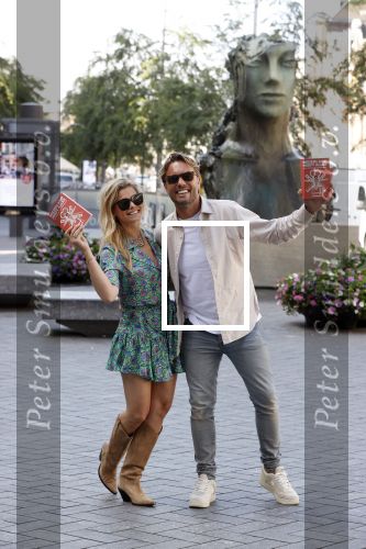 Amsterdam 8 juli 2021
Boekpresentatie Nicolette v Dam en Bas Smit bij boekhandel Scheltema. Mona Keijzer ontvangt het eerste boek .