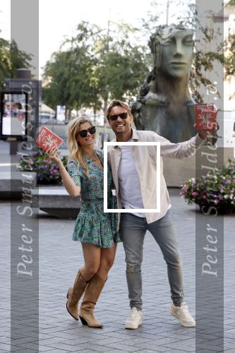Amsterdam 8 juli 2021
Boekpresentatie Nicolette v Dam en Bas Smit bij boekhandel Scheltema. Mona Keijzer ontvangt het eerste boek .