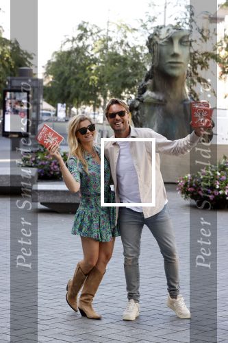 Amsterdam 8 juli 2021
Boekpresentatie Nicolette v Dam en Bas Smit bij boekhandel Scheltema. Mona Keijzer ontvangt het eerste boek .