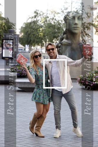 Amsterdam 8 juli 2021
Boekpresentatie Nicolette v Dam en Bas Smit bij boekhandel Scheltema. Mona Keijzer ontvangt het eerste boek .