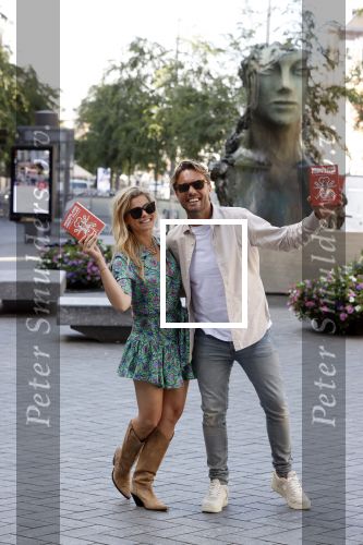 Amsterdam 8 juli 2021
Boekpresentatie Nicolette v Dam en Bas Smit bij boekhandel Scheltema. Mona Keijzer ontvangt het eerste boek .
