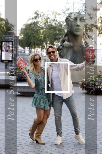 Amsterdam 8 juli 2021
Boekpresentatie Nicolette v Dam en Bas Smit bij boekhandel Scheltema. Mona Keijzer ontvangt het eerste boek .