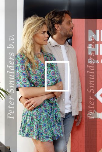 Amsterdam 8 juli 2021
Boekpresentatie Nicolette v Dam en Bas Smit bij boekhandel Scheltema. Mona Keijzer ontvangt het eerste boek .
