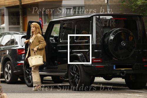 Amsterdam 13 juli 2021
Olcay Gulsen met haar mercedes G klasse in de PC Hooftstraat. Kinderen fotograferen haar auto.