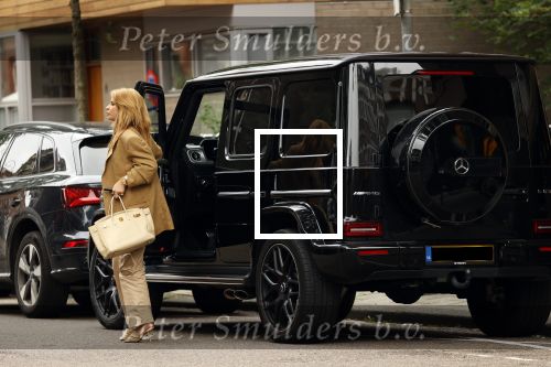 Amsterdam 13 juli 2021
Olcay Gulsen met haar mercedes G klasse in de PC Hooftstraat. Kinderen fotograferen haar auto.