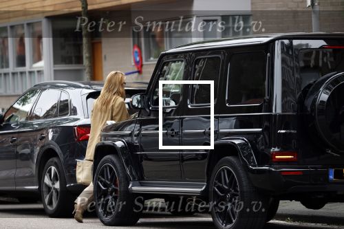 Amsterdam 13 juli 2021
Olcay Gulsen met haar mercedes G klasse in de PC Hooftstraat. Kinderen fotograferen haar auto.