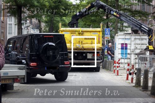 Amsterdam 13 juli 2021
Olcay Gulsen met haar mercedes G klasse in de PC Hooftstraat. Kinderen fotograferen haar auto.