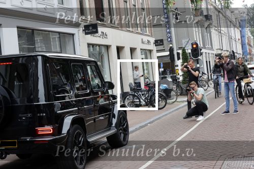 Amsterdam 13 juli 2021
Olcay Gulsen met haar mercedes G klasse in de PC Hooftstraat. Kinderen fotograferen haar auto.