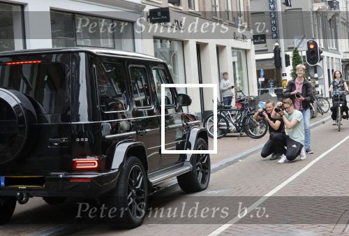 Amsterdam 13 juli 2021
Olcay Gulsen met haar mercedes G klasse in de PC Hooftstraat. Kinderen fotograferen haar auto.